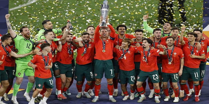 CR7 nâng cao chiếc cúp Nations League cùng đồng đội